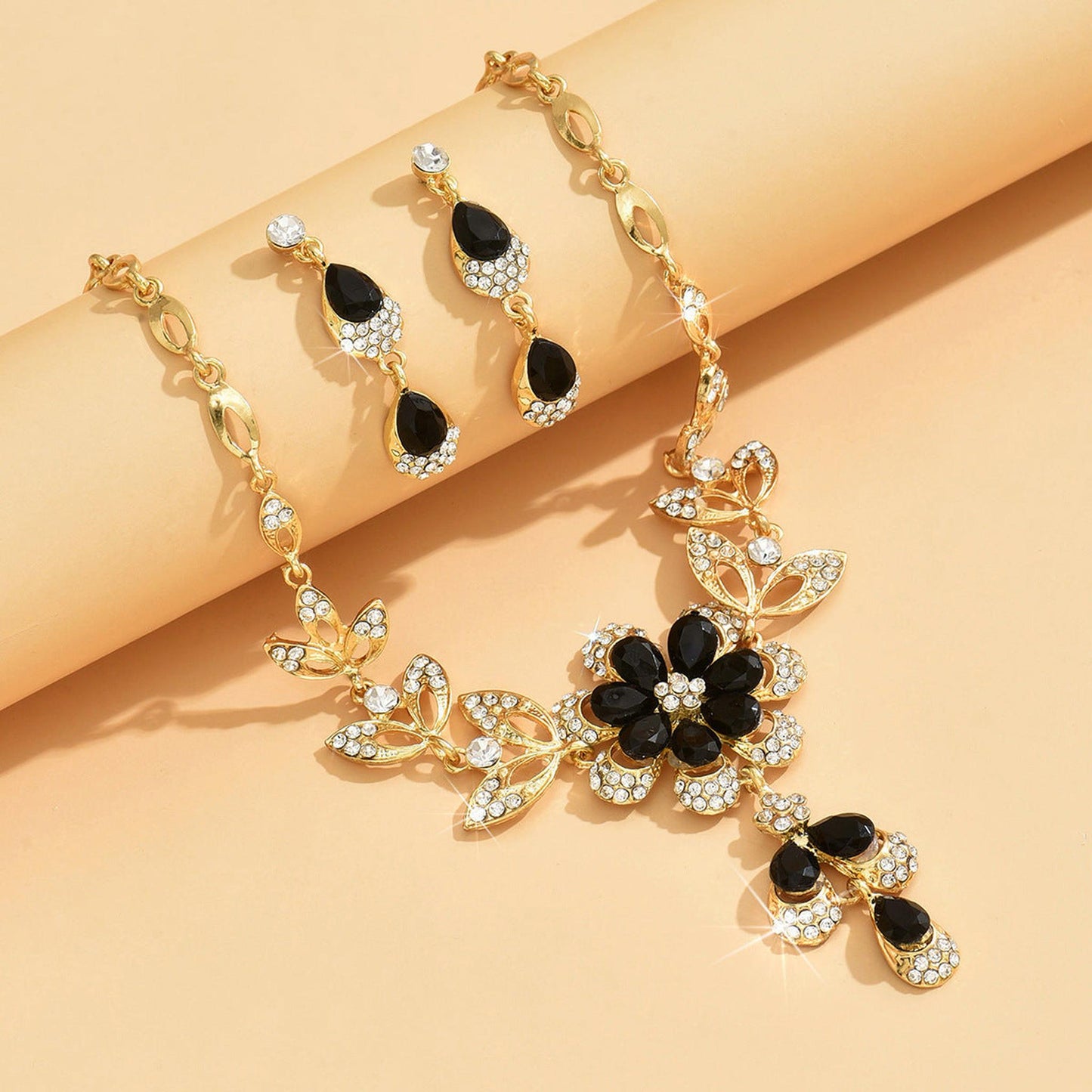 Parure Élégance Noire : Cristal Floral & Finition Dorée