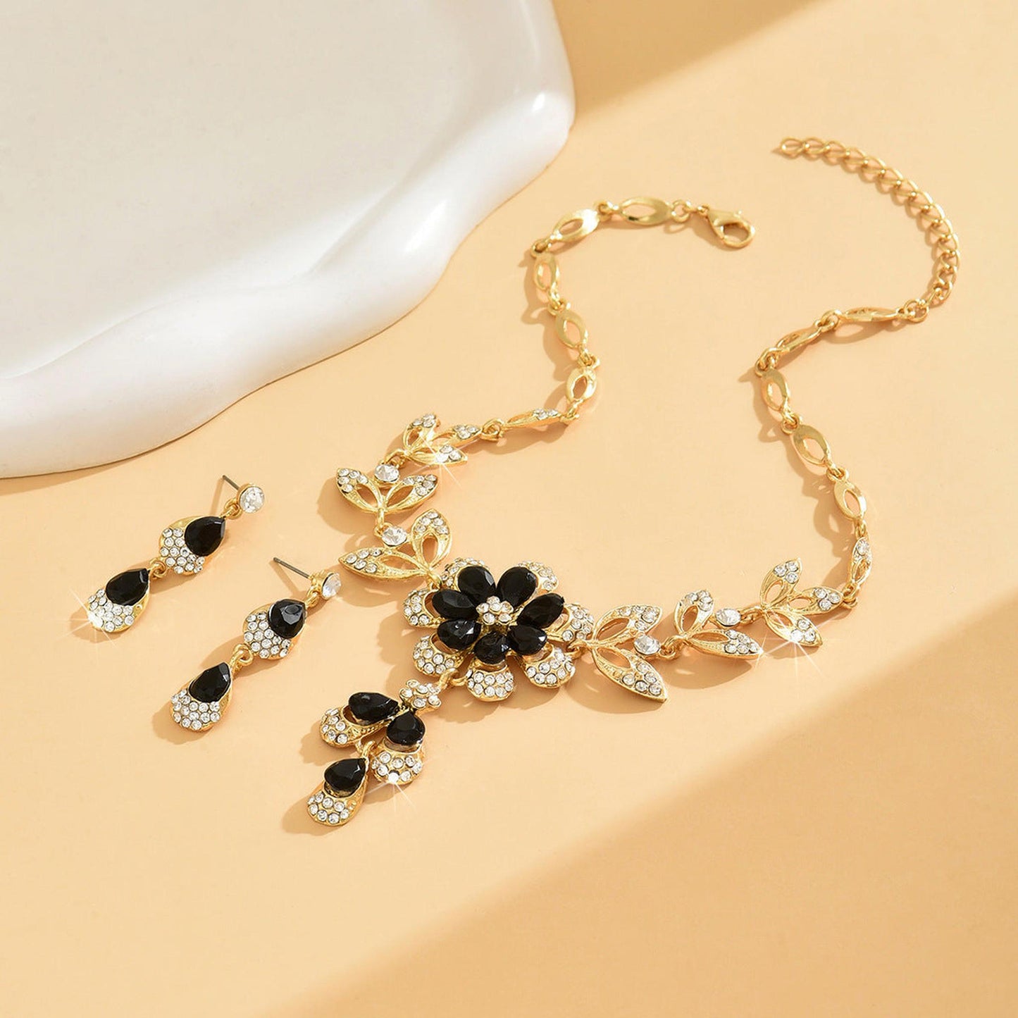 Parure Élégance Noire : Cristal Floral & Finition Dorée