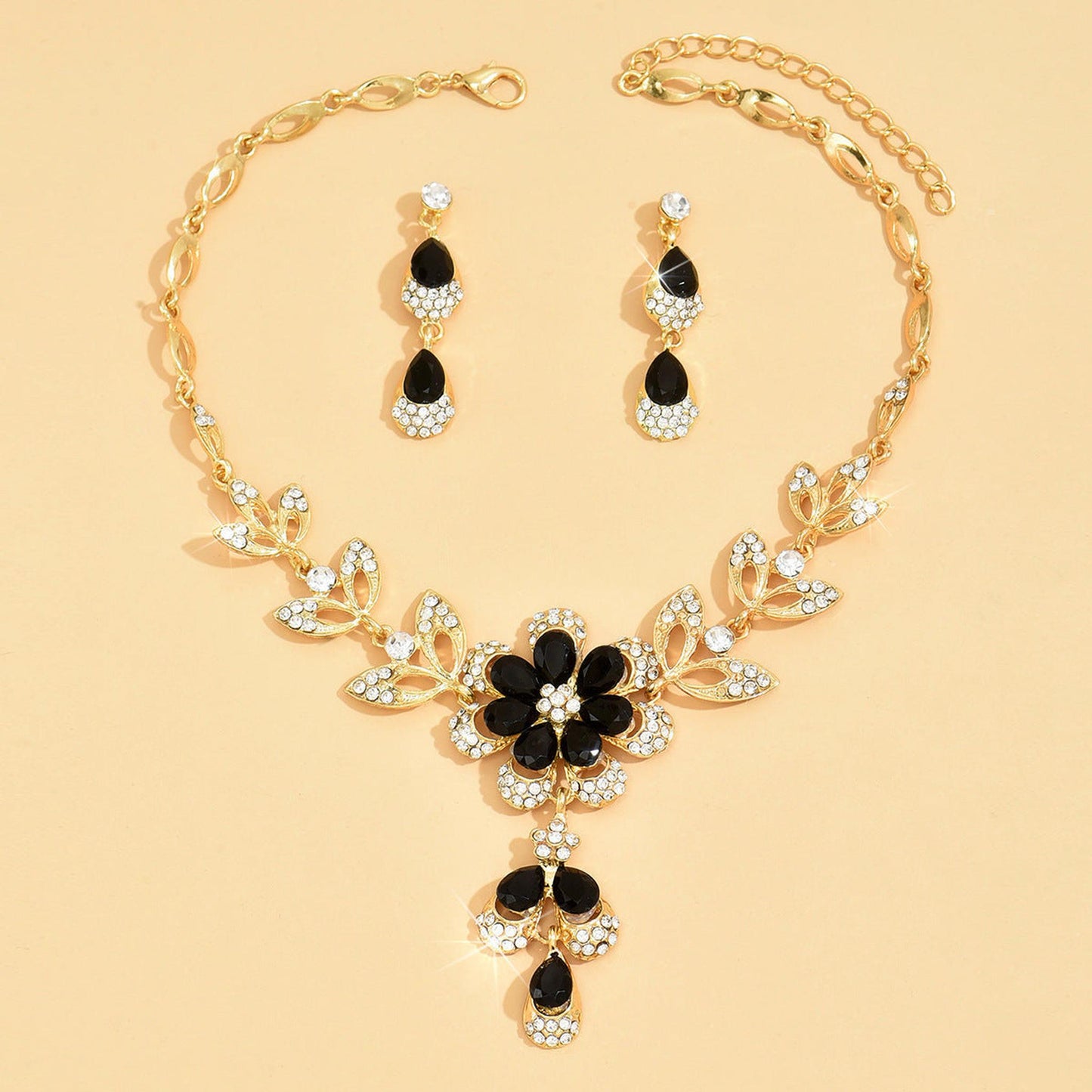 Parure Élégance Noire : Cristal Floral & Finition Dorée